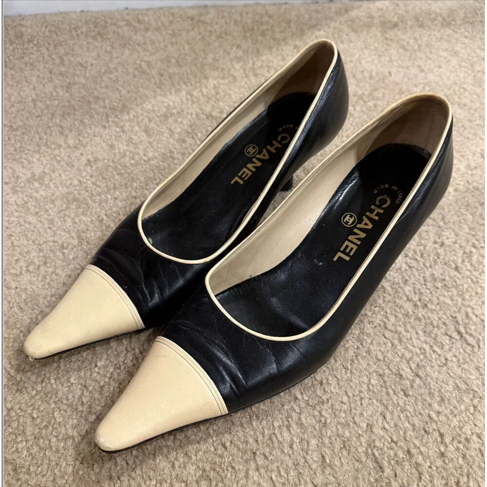 CHANEL Pumps 37.5 Black Beige Leather Cap Toe Pointed Kitten Heel Made Italy
